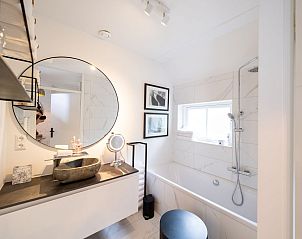 Luxe badkamer in Vrijstaande woning in Heel, Midden Limburg, vakantiehuis met marmeren details.