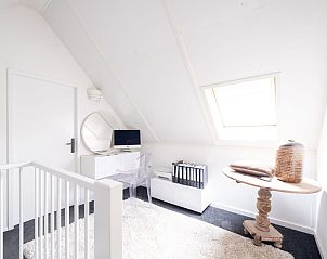 Lichte werkruimte in Vrijstaande woning in Heel, Midden Limburg, vakantiehuis met bureau en uitzicht.