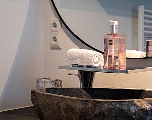 Detail van wastafel in Vrijstaande woning in Heel, Midden Limburg, vakantiehuis met luxe zeep.