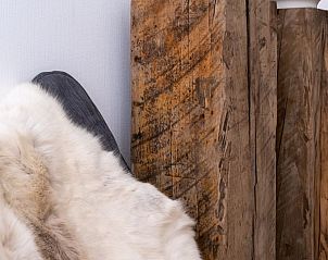 Decoratieve hoek in Vrijstaande woning in Heel, Midden Limburg, vakantiehuis met houten elementen.