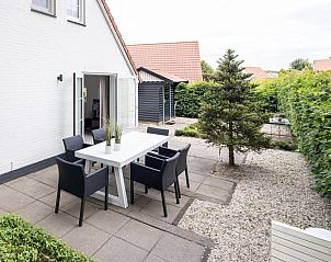 Buitenruimte in Vrijstaande woning in Heel, Midden Limburg, vakantiehuis met terras en tuinmeubilair.