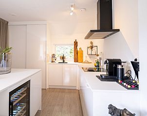 Moderne keukenopstelling in Vrijstaande woning in Heel, Midden Limburg, vakantiehuis met apparatuur.