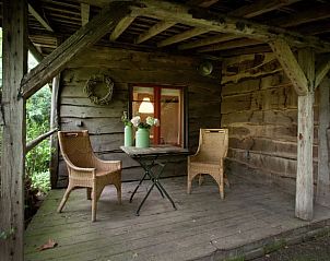Geniet van de rust op de houten veranda van Huisje in Leudal, een sfeervol vakantiehuis in het groene Leudal, Midden Limburg.