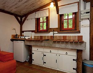 Gezellige keuken in Huisje in Leudal, vakantiehuis in Midden Limburg, met rustieke elementen en uitzicht op de groene omgeving.