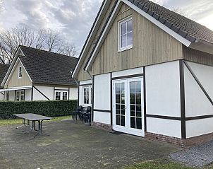 Ruim terras bij Chalet in Susteren, Midden Limburg, perfect voor buiten dineren en ontspannen.