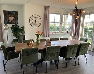 Eetkamer in Chalet in Susteren, Midden Limburg, met grote tafel en sfeervolle verlichting.
