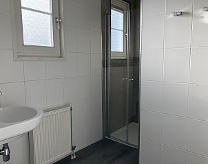 Badkamer in Chalet in Susteren, Midden Limburg, met moderne douche en frisse uitstraling.