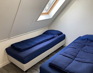Slaapkamer met dakraam in Chalet in Susteren, Midden Limburg, voor een lichte en luchtige ruimte.