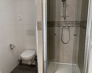Badkamer met toilet en douche in Chalet in Susteren, Midden Limburg, biedt comfort en privacy.