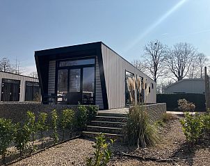 Terras van Chalet in Susteren, vakantiehuis in Limburg met groene omgeving.