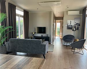 Lichte woonkamer van Chalet in Susteren, vakantiehuis in Midden Limburg.