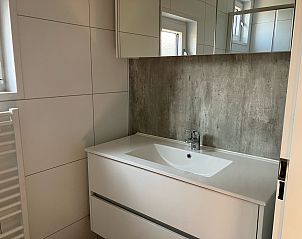 Strakke badkamer in Chalet in Susteren, vakantieaccommodatie in Limburg.