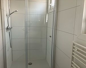 Moderne douche in Chalet in Susteren, vakantieaccommodatie in Limburg.