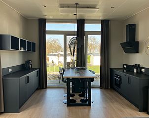 Ruime keuken met eethoek in Chalet in Susteren, vakantieverblijf in Limburg.