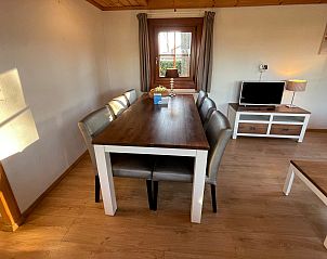 Chalet in Susteren, Midden Limburg, stijlvolle eetruimte met houten tafel en stoelen