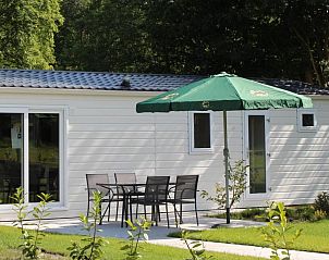 Geniet van de zonnige tuin bij vakantiehuis Berkel 4 in Susteren, Midden Limburg, met terras en groene omgeving.