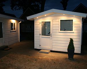 Verlichte entree van Chalet in Susteren, Midden Limburg, Limburg, straalt gastvrijheid uit.