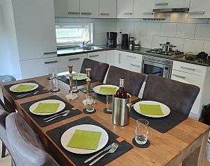 Eetruimte in Chalet in Susteren, Midden Limburg, Limburg, met gedekte tafel voor gezellige diners.
