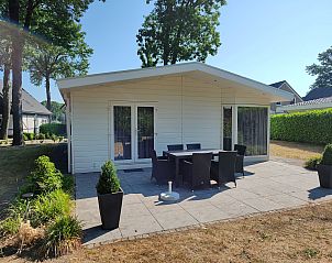 Chalet in Susteren, Midden Limburg, Limburg, met elegant terras en comfortabele zitplaatsen.