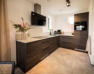 Moderne keuken in vakantiehuis Premium Water 6, Thorn, Midden Limburg, met stijlvol interieur en alle gemakken voor een comfortabel verblijf.