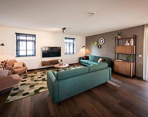 Gezellige woonkamer van Premium Outdoor 8 vakantiehuis in Thorn, Limburg met moderne inrichting en comfortabele zithoek.