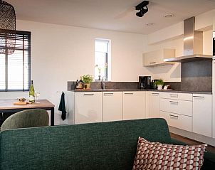 Moderne keuken en gezellige zitruimte in Premium Outdoor 8 vakantiehuis, Thorn, Limburg, perfect voor een ontspannen verblijf.