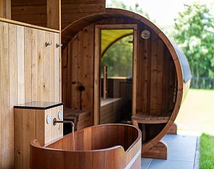 Houten sauna en luxe buitenbad bij de Vrijstaande woning in Thorn, voor ultieme ontspanning in Limburg.