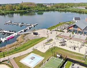 Uitzicht op de jachthaven bij de Vrijstaande woning in Thorn, een vakantiehuis met toegang tot wateractiviteiten.