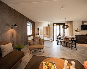 Stijlvolle woonkamer van de Vrijstaande woning in Thorn, vakantiehuis in Limburg met eetgedeelte.