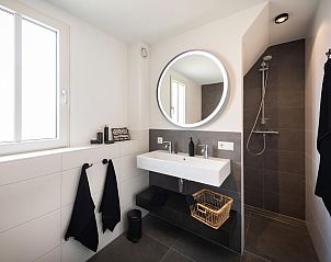 Moderne badkamer in de Vrijstaande woning in Thorn, vakantiehuis in Limburg met inloopdouche.