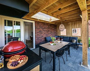 Overdekt terras bij de Vrijstaande woning in Thorn, vakantiehuis in Limburg met comfortabele zitplek.