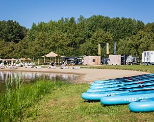 Strand aan het meer bij Vrijstaande woning in Thorn, vakantiehuis in Limburg met watersportfaciliteiten.
