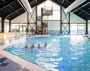 Groot zwembad in de buurt van Vrijstaande woning in Thorn, vakantiehuis in Limburg met glijbanen.