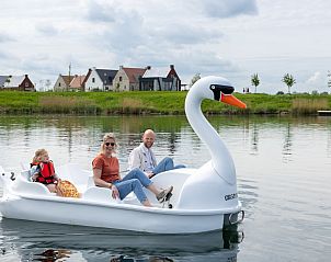 Waterfietsen bij het meer naast Vrijstaande woning in Thorn, vakantiehuis in Limburg voor gezinsuitjes.