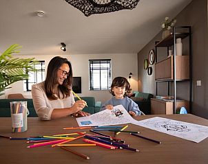 Gezellige binnenruimte van Kids Special 6 vakantiehuis in Thorn, Limburg, met creatieve activiteiten voor kinderen.