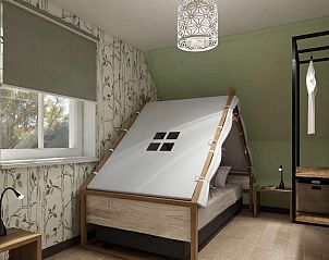 Luchtfoto van vakantiehuis Kids Special 6 in Thorn, Limburg met groene omgeving en speeltuin voor kinderen.