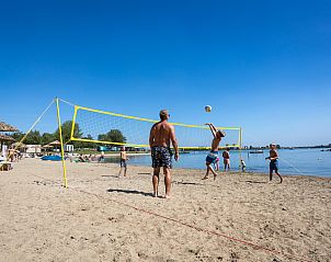 Strandvolleybal bij Vrijstaande woning in Thorn, vakantiehuis in Limburg, ideaal voor sportieve ontspanning aan het water.