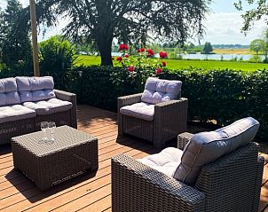 Geniet van het uitzicht op het terras van Huisje in Well, een vakantiehuis in de groene omgeving van Noord Limburg, Limburg.