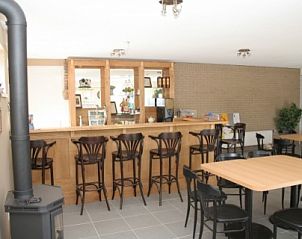 Bar and sitting area in Apartment Green, Blue or Red in Horst, Limburg, ideal for social evenings.