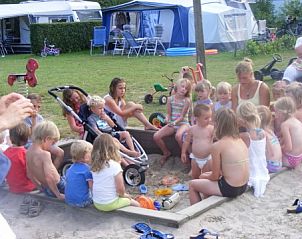 Kinderen spelen in zandbak bij stacaravan Roodborstje / Kwikstaartje, Horst, Noord Limburg, perfecte gezinsbestemming.