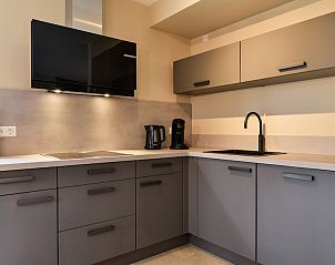 Moderne Kche in Wellness Villa 6, Ferienhaus in Arcen, Nord-Limburg, mit Kaffeemaschine und Obstkorb fr einen komfortablen Aufenthalt.