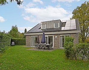 Vrijstaande woning in Arcen, Noord Limburg, biedt een ruime tuin met terras ideaal voor ontspanning in de natuur.