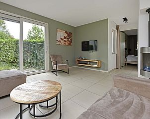 Gezellige woonkamer in de Vrijstaande woning in Arcen, Noord Limburg. Comfortabel vakantiehuis met moderne voorzieningen en uitzicht op de tuin.