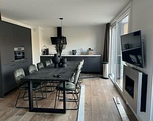 Moderne eetkamer en keuken in Vakantiehuis Cube Magnifique 10 in Belfeld, Noord Limburg voor gezellige maaltijden.