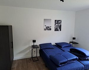 Knusse slaapkamer in Vakantiehuis Cube Magnifique 10 in Belfeld, Noord Limburg met tweepersoonsbed.