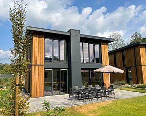 Buitenterras van Vakantiehuis Cube Magnifique 10 in Belfeld, Noord Limburg met ruime zitgelegenheid.