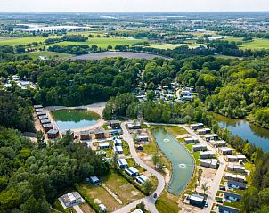 Luchtfoto van de omgeving van Vakantiehuis Cube Magnifique 10 in Belfeld, Noord Limburg met natuur en recreatie.