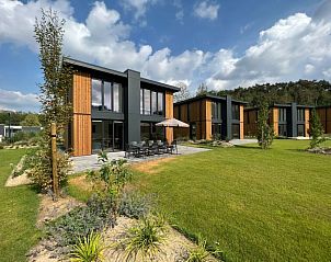 Vakantiehuis Cube Magnifique 10 in Belfeld, Noord Limburg met uitgestrekt gazon en moderne architectuur.