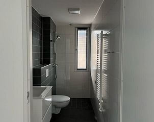 Strakke badkamer in Vakantiehuis Cube Magnifique 10 in Belfeld, Noord Limburg met moderne voorzieningen.