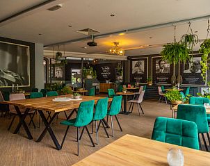 Stijlvolle eetgelegenheid nabij Vakantiehuis Cube Magnifique 10 in Belfeld, Noord Limburg met groene accenten.